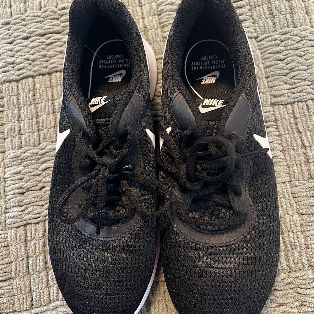 Nike black women’s Tanjun sneakers size 9 - Picture 2 of 6